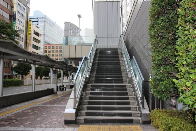 横浜駅前の階段